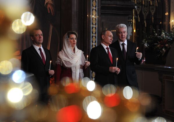 モスクワの救世主キリスト大聖堂で復活祭を祝うメドベージェフ首相とプーチン大統領 - Sputnik 日本