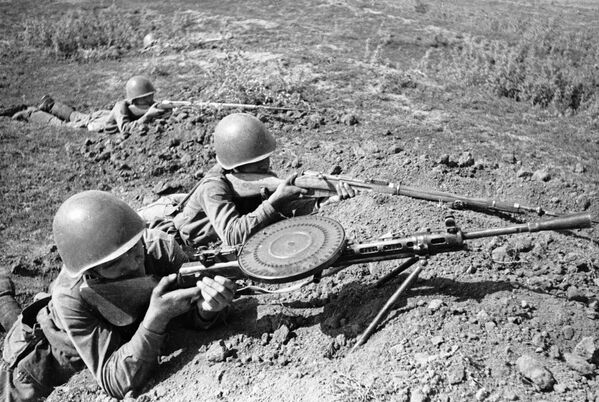 機関銃兵が塹壕から銃撃 - Sputnik 日本