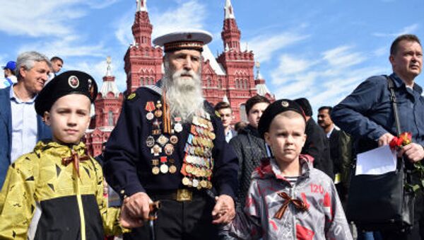 Ветеран перед началом военного парада на Красной площади в Москве - Sputnik 日本