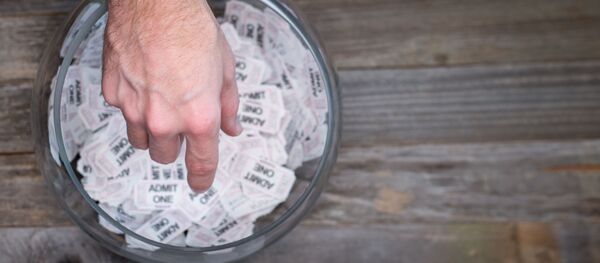 Рука тянется за лотерейным билетом - Sputnik 日本