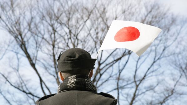Мужчина с флагом Японии - Sputnik 日本