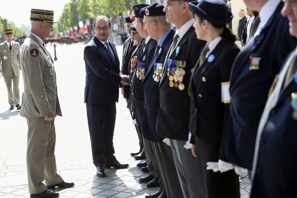 仏パリの式典で第二次世界大戦の退役軍人たちを歓迎するオランド仏大統領。 - Sputnik 日本