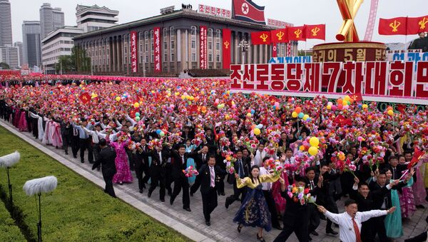 Участники массового гуляния и парада после завершения съезда Трудовой партии в Пхеньяне - Sputnik 日本