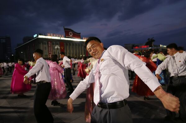 大規模な祝賀行事とパレードの参加者たち。 - Sputnik 日本