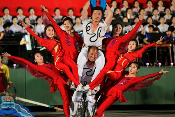 平壌メイン広場での大規模な舞踊に参加する軽業師。 - Sputnik 日本