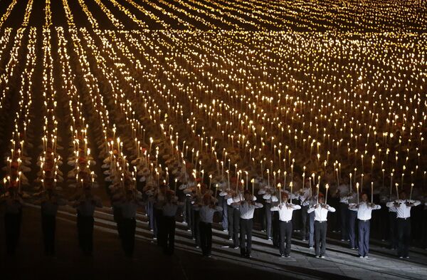トーチを持ちながら広場を行進する数千人の北朝鮮の若者たち。 - Sputnik 日本