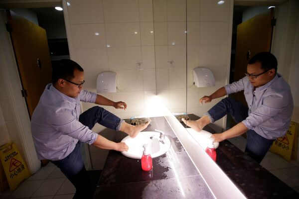 眠る前に職場で足を洗うDouMiYouPin社の職員。 - Sputnik 日本