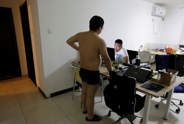職員の為の寮として会社が借りているアパートのリビングで寝る前に同僚とおしゃべりするN-Wei社のプログラマー。 - Sputnik 日本