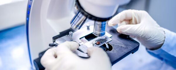 Ученый во время работы в лаборатории - Sputnik 日本