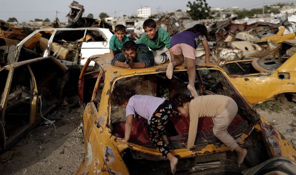 ガザ地区、パレスチナ人の子らが廃車の間で遊ぶ - Sputnik 日本