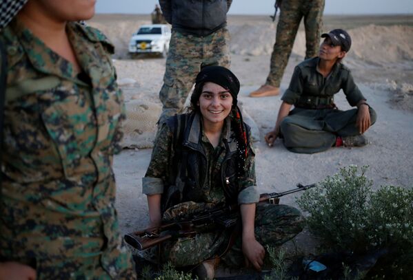 機関銃を手にクルド義勇軍の女性、イラク北部で - Sputnik 日本
