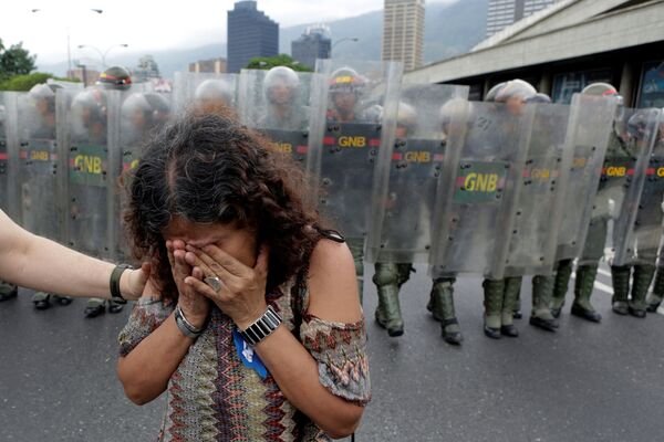 ベネズエラ、カラカスのデモで泣く少女 - Sputnik 日本
