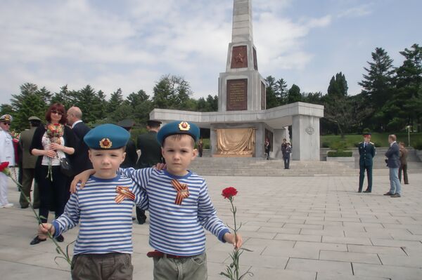 戦勝記念日　ピョンヤンの日本植民地支配解放記念碑に花輪 - Sputnik 日本