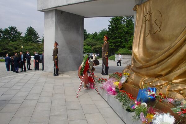 戦勝記念日　ピョンヤンの日本植民地支配解放記念碑に花輪 - Sputnik 日本
