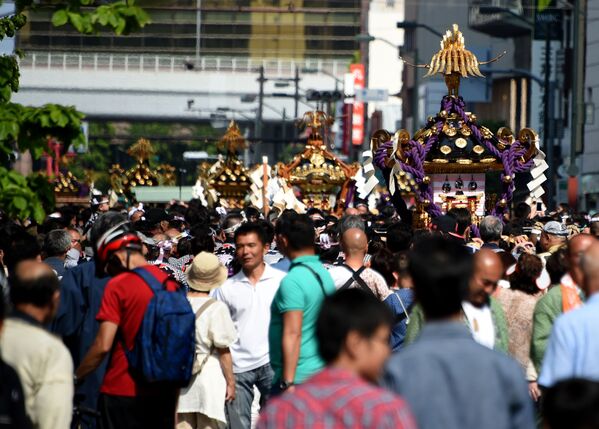 三社祭の神輿を見に１５０万人の観光客が集まった。 - Sputnik 日本