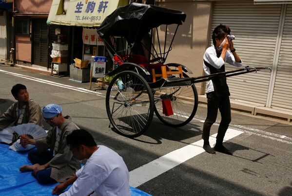 力車の曳き手、汗を拭い、木陰に座る - Sputnik 日本