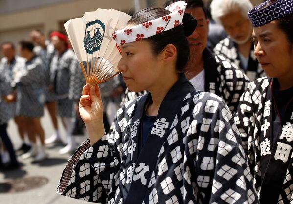 半被姿で扇子を持つ女性 - Sputnik 日本