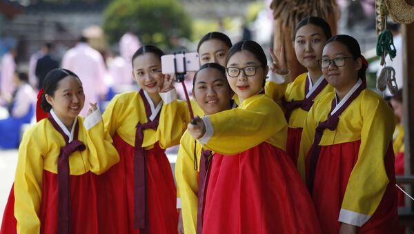 韓国で学ぶ外国人大学生。韓国の民族衣装を着てセルフィー。 - Sputnik 日本