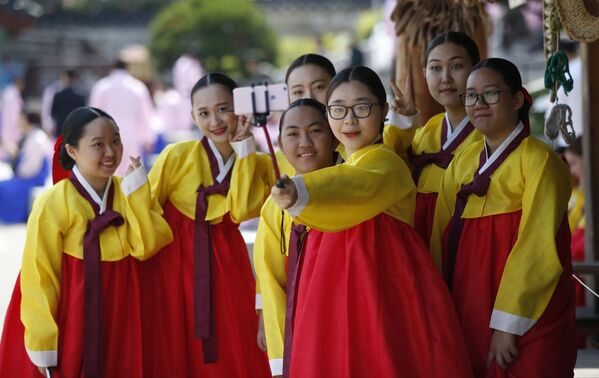 韓国で学ぶ外国人大学生。韓国の民族衣装を着てセルフィー。 - Sputnik 日本