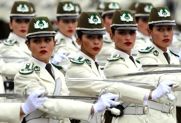 サンティアゴ、205回目のチリ独立記念日における軍事パレードに参加する女性警察官ら - Sputnik 日本