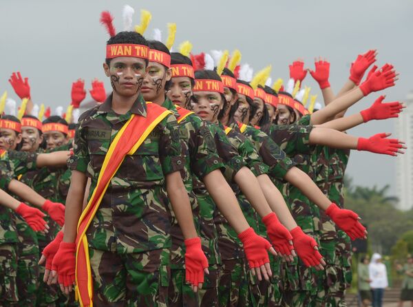 ジャカルタ、カルティニの日祝いに行進する女性インドネシア兵士ら - Sputnik 日本