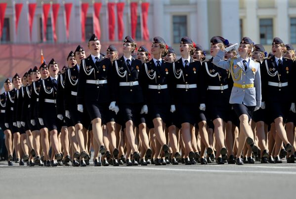 内務省付属サンクトペテルブルク大学の女性士官候補生ら、サンクトペテルブルクでの戦勝記念パレードに参加 - Sputnik 日本
