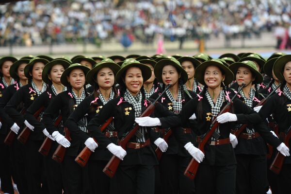 ベトナムの軍事パレードに参加する女性兵士ら - Sputnik 日本