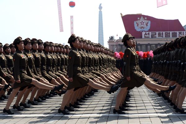 北朝鮮の女性兵士、平壌の金日成生誕100周年軍事パレードで行進 - Sputnik 日本
