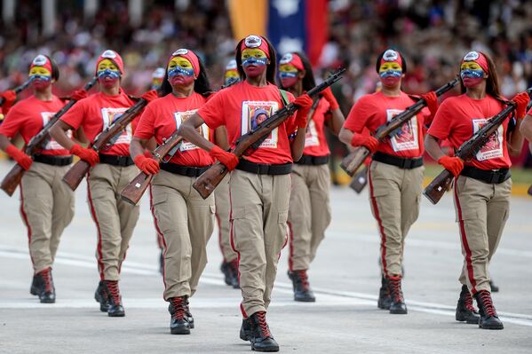 ベネズエラの女性兵士ら、ベネズエラ独立記念祝賀パレードに参加 - Sputnik 日本