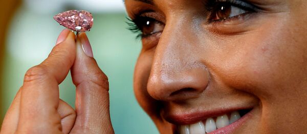 Крупнейший розовый бриллиант Unique Pink весом 15,38 карата - Sputnik 日本