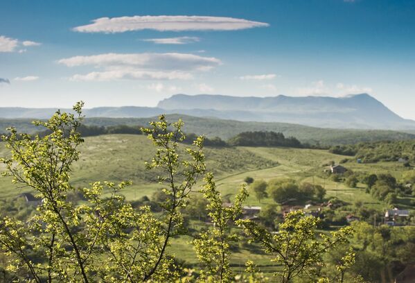カラ・ダグ山とクリノフカ村の風景、シンフェローポリ地区のクルツィ村からのぞむ - Sputnik 日本