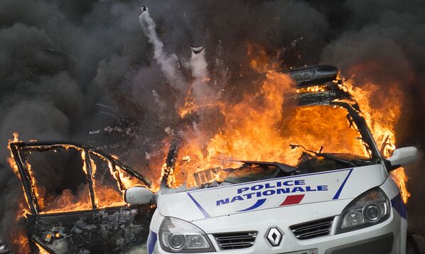 パリの暴動、警察の車が燃える - Sputnik 日本
