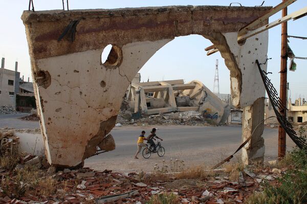 シリアの都市のダルの路上、自転車と男の子 - Sputnik 日本