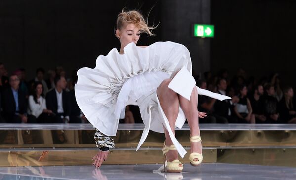 オーストラリアのファッションウィークでのショー、モデルが転ぶ - Sputnik 日本