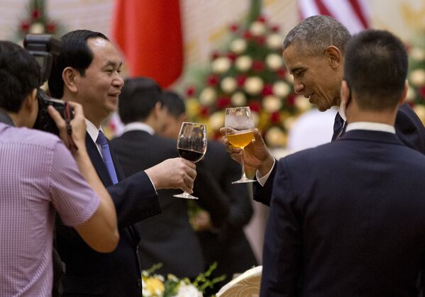 オバマ大統領、クアン国家主席と乾杯 - Sputnik 日本