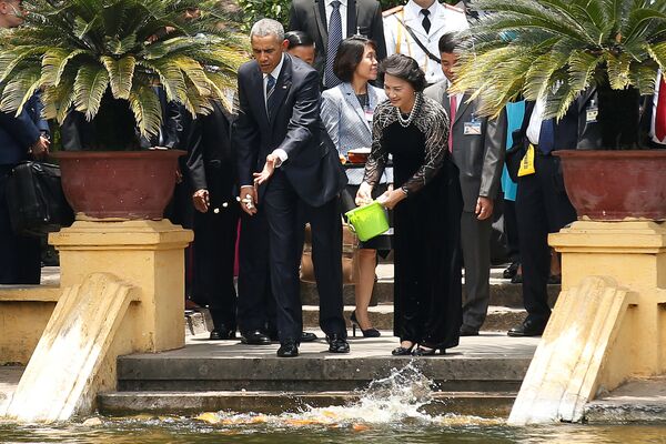 オバマ大統領、ハノイの国家主席宮殿の庭で魚に餌をやる - Sputnik 日本