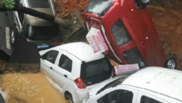 中国で突然、道路に穴。車は落ちるわ、木は倒れるわ… - Sputnik 日本