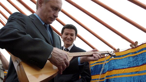 Путин, Илюмжинов во время осмотра традиционного калмыкского жилища – юрты - Sputnik 日本