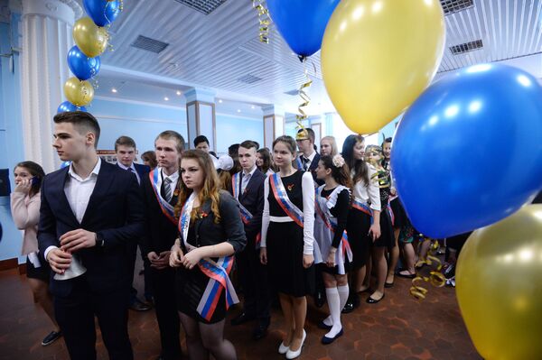 モスクワの第２０９５番学校の学生たち。「最後のべル」のセレモニーにて。 - Sputnik 日本