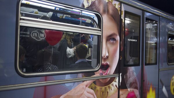 「乗るべきか乗らぬべきか」モスクワ地下鉄にシェイクスピア列車現る！ - Sputnik 日本