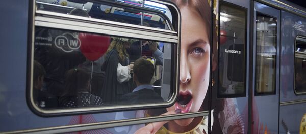「乗るべきか乗らぬべきか」モスクワ地下鉄にシェイクスピア列車現る！ - Sputnik 日本