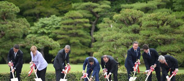 (L to R) Italian Prime Minister Matteo Renzi, German Chancellor Angela Merkel, US President Barack Obama, Japan's Prime Minister Shinzo Abe, French President Francois Hollande, Britain's Prime Minister David Cameron, Canadian Prime Minister Justin Trudeau and European Commission President Jean-Claude Juncker take part in a tree planting ceremony on the grounds at Ise-Jingu Shrine in the city of Ise in Mie prefecture, on May 26, 2016 on the first day of the G7 leaders summit - Sputnik 日本