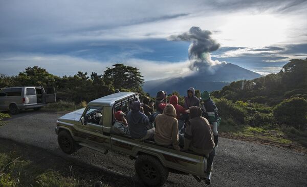コスタリカで火山が噴火、農夫がトラックの荷台から見る - Sputnik 日本