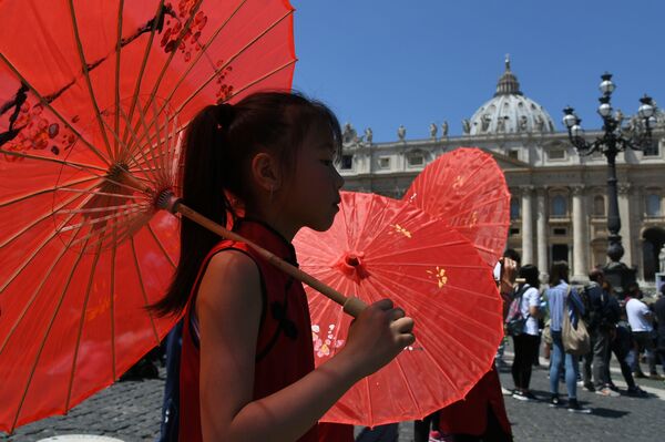 ヴァチカンのローマ法王邸そばの赤い傘の少女 - Sputnik 日本