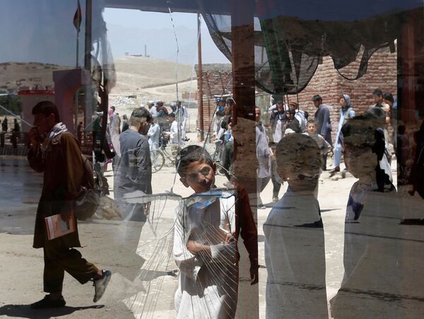 アフガニスタン、カブールで割れた窓の傍の少年 - Sputnik 日本