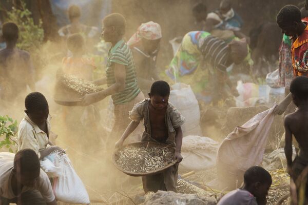 マラウィ、穀物トラック事故現場で穀物を集める女性と子供 - Sputnik 日本
