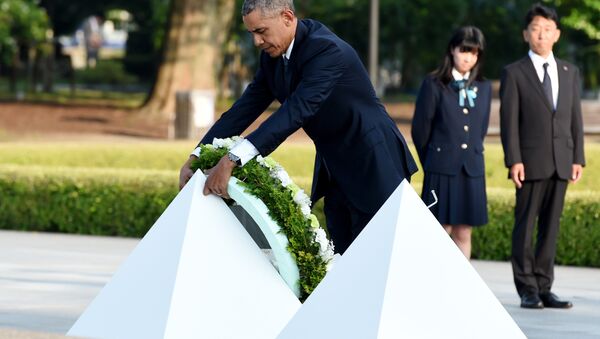 US President Barack Obama places a wreath at the cenotaph in the Peace Momorial park in Hiroshima on May 27, 2016 with Japanese Prime Minister Shinzo Abe. Obama on May 27 paid a moving tribute to victims of the world's first nuclear attack - Sputnik 日本
