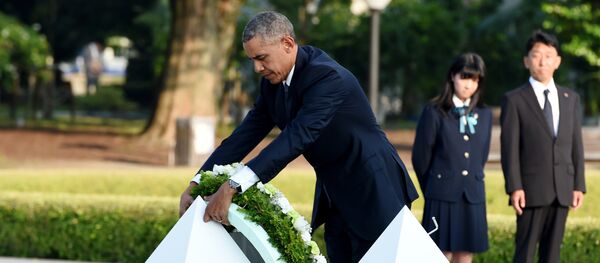 US President Barack Obama places a wreath at the cenotaph in the Peace Momorial park in Hiroshima on May 27, 2016 with Japanese Prime Minister Shinzo Abe. Obama on May 27 paid a moving tribute to victims of the world's first nuclear attack US President Barack Obama places a wreath at the cenotaph in the Peace Momorial park in Hiroshima on May 27, 2016 with Japanese Prime Minister Shinzo Abe. Obama on May 27 paid a moving tribute to victims of the world's first nuclear attack - Sputnik 日本