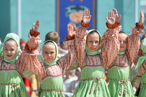 民族衣装を着て踊る子どもたち - Sputnik 日本