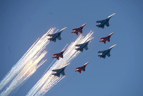 戦勝パレードでモスクワ上空を飛ぶ航空隊、スホイ２７には「ロシアの勇士たち」、ミグ２９には「ストリジ」 - Sputnik 日本